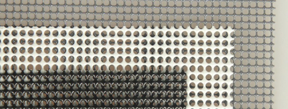 Fensterbildschirm mit Drahtnetz