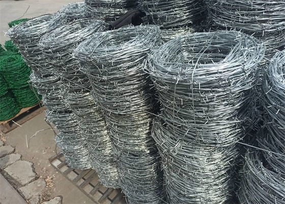 Hot Dip Galvanized Barbe Draht Roll Anti-Säure / Alkali für Drahtnetz Zaun